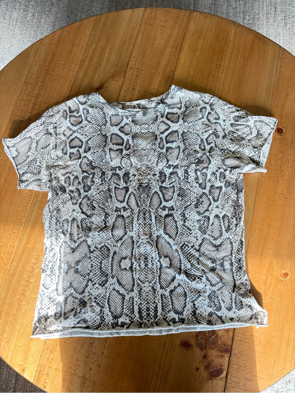 Buckle Snake Print Short Sleeve Tee in White and Brown